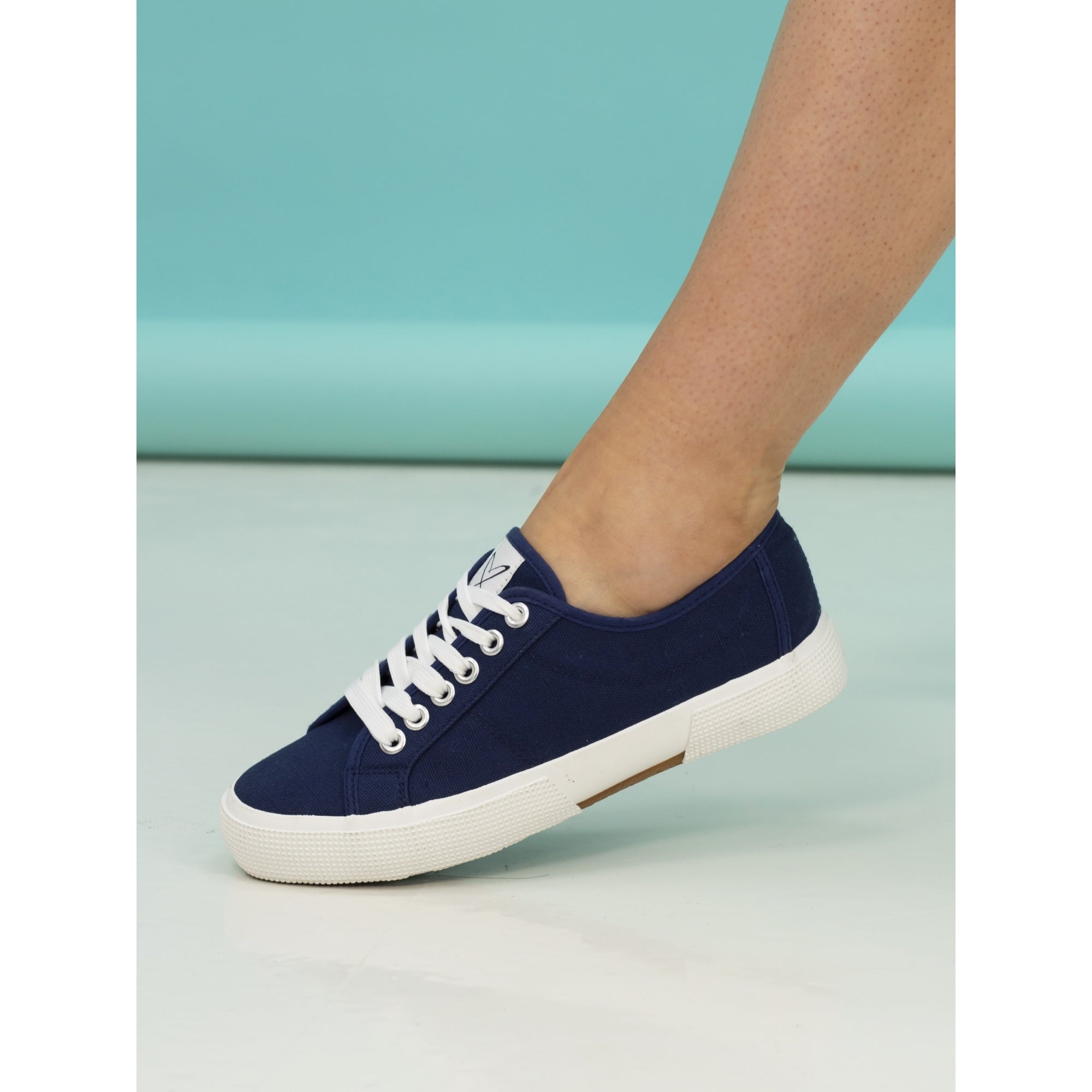 Naomi Navy Trainer